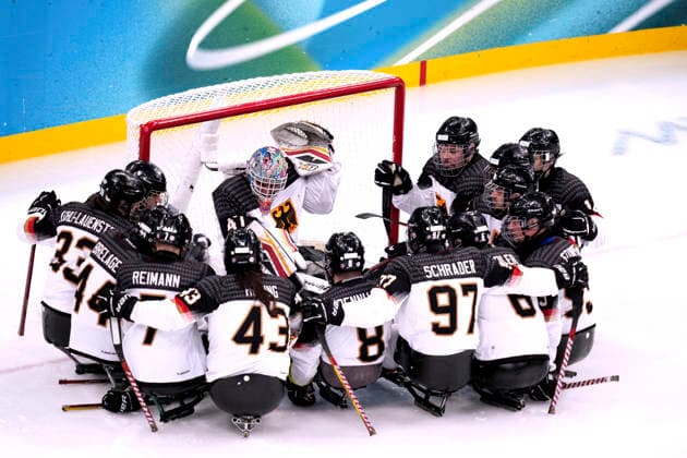 KUNST Simon Torwart Team GER bei der Beschwoerung mit dem Team Eishockey Vorrundenspiel GER - China 0 : 12 Paralympische Winterspiele 2026 Cortina - Milano am 07.03.2026 in Mailand *** KUNST Simon Goalkeeper Team GER at the Beschwoerung with the team ice hockey preliminary round match GER China 0 12 Paralympic Winter Games 2026 Cortina Milano on 07 03 2026 in Milan Copyright: xLacixPerenyix