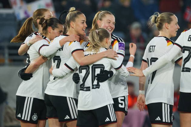 Stavanger, Norway 07 March 2026 UEFA Womens World Cup Qualifier Norway Women vs Germany Women In the picture goal scorer Elisa Senß Senss Germany , center in the picture, scores the goal to 1 0 for Germany and cheers with her teammates Copyright: HMBxMedia MadeleinexFantini