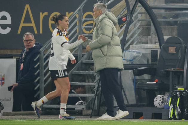 Stavanger, Norway 07 March 2026 UEFA Womens World Cup Qualifier Norway Women vs Germany Women Pictured from left Carlotta Wamser Germany is substituted and high-fives with national coach Christian Wück Wueck Germany Copyright: HMBxMedia MadeleinexFantini