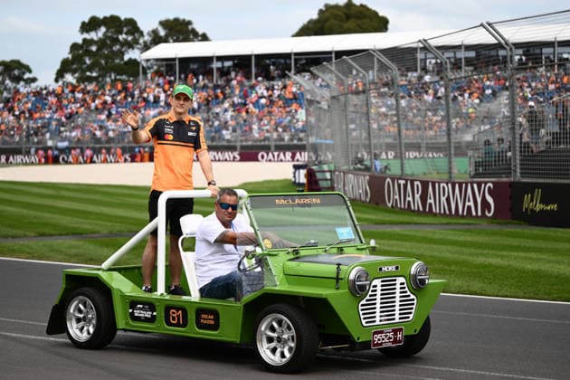 2026 AUSTRALIAN F1 GRAND PRIX, Oscar Piastri of McLaren rides in a Mini Moke during the drivers parade as part of the 2026 Australian Grand Prix at Albert Park Circuit in Melbourne, Sunday, March 8, 2026. ( NO ARCHIVING, EDITORIAL USE ONLY MELBOURNE VICTORIA AUSTRALIA  Copyright: xJOELxCARRETTx 20260308146481564993