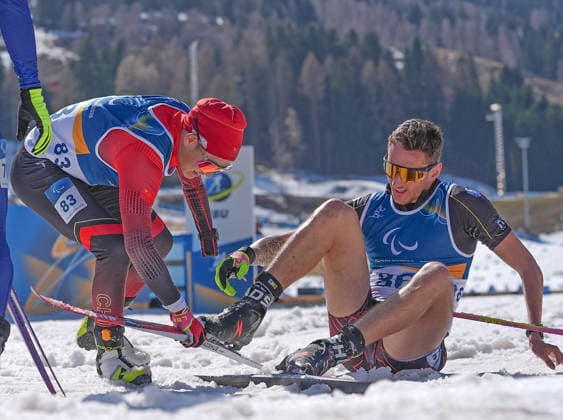 (260308) -- TESERO, March 8, 2026 -- Cai Jiayun (L) of China helps Marco Maier of Germany after the para biathlon men s sprint at the Milan-Cortina 2026 Paralympic Winter games, Winterspiele,Spiele, Summer games in Tesero, Italy, March 7, 2026. ) (SP)ITALY-TESERO-PARALYMPIC WINTER GAMES-PARA BIATHLON-MEN S SPRINT STANDING HouxZhaokang 
