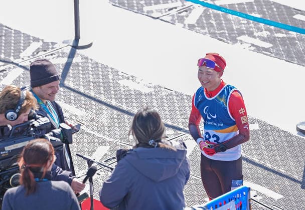 (260308) -- TESERO, March 8, 2026 -- Cai Jiayun of China (1st R) is interviewed after the para biathlon men s sprint at the Milan-Cortina 2026 Paralympic Winter games, Winterspiele,Spiele, Summer games in Tesero, Italy, March 7, 2026. ) (SP)ITALY-TESERO-PARALYMPIC WINTER GAMES-PARA BIATHLON-MEN S SPRINT STANDING HouxZhaokang 