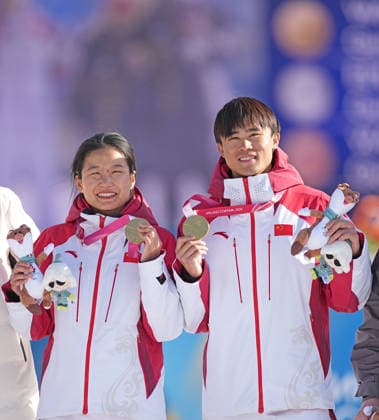 (260308) -- TESERO, March 8, 2026 -- Gold medalist Wang Yue (L) and her guide Chen Guoming of China pose on the podium after the women s sprint vision impaired final of para biathon at the Milan-Cortina 2026 Paralympic Winter games, Winterspiele,Spiele, Summer games in Tesero, Italy, March 7, 2026. ) (SP)ITALY-TESERO-PARALYMPIC WINTER GAMES-PARA BIATHLON-WOMEN S SPRINT VISION IMPAIRED HouxZhaokang 