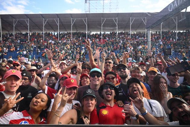 2026 AUSTRALIAN F1 GRAND PRIX, Spectators react during the 2026 Australian Grand Prix at Albert Park Circuit in Melbourne, Sunday, March 8, 2026. ( NO ARCHIVING, EDITORIAL USE ONLY MELBOURNE VICTORIA AUSTRALIA  Copyright: xJOELxCARRETTx 20260308186044366249