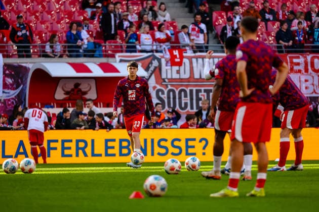 Andrija Maksimovic RB Leipzig, 33 at the warm up before the match , RB Leipzig vs FC Augsburg, Football, 1 Bundesliga, Matchday 25, Season 2025 2026, 07 03 2026,¨ DFL REGULATIONS PROHIBIT ANY USE OF PHOTOGRAPHS AS IMAGE SEQUENCES AND OR QUASI VIDEO,¨ RB Leipzig vs FC Augsburg, Football, 1 Bundesliga, Matchday 25, Season 2025 2026, 07 03 2026 Leipzig Copyright: xEibner-Pressefoto LauraxRoemerx EP_LRR