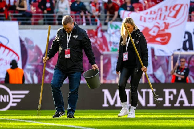 Volunteers prepare the pitch, RB Leipzig vs FC Augsburg, Football, 1 Bundesliga, 25 Matchday, 2025 2026 Season, 07 03 2026,¨ DFL REGULATES PROHIBIT ANY USE OF PHOTOGRAPHS AS IMAGE SEQUENCES AND OR QUASI VIDEO,¨ RB Leipzig vs FC Augsburg, Football, 1 Bundesliga, 25 Matchday, 2025 2026 Season, 07 03 2026 Leipzig Copyright: xEibner-Pressefoto LauraxRoemerx EP_LRR