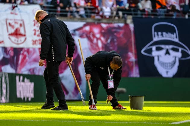 Volunteers prepare the pitch, RB Leipzig vs FC Augsburg, Football, 1 Bundesliga, Matchday 25, Season 2025 2026, 07 03 2026,¨ DFL REGULATES PROHIBIT ANY USE OF PHOTOGRAPHS AS IMAGE SEQUENCES AND OR QUASI VIDEO,¨ RB Leipzig vs FC Augsburg, Football, 1 Bundesliga, Matchday 25, Season 2025 2026, 07 03 2026 Leipzig Copyright: xEibner-Pressefoto LauraxRoemerx EP_LRR