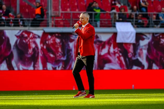 Tim Thoelke RB Leipzig, stadium announcer before the match, RB Leipzig vs FC Augsburg, Football, 1 Bundesliga, 25 Matchday, Season 2025 2026, 07 03 2026,¨ DFL REGULATIONS PROHIBIT ANY USE OF PHOTOGRAPHS AS IMAGE SEQUENCES AND OR QUASI VIDEO,¨ RB Leipzig vs FC Augsburg, Football, 1 Bundesliga, 25 Matchday, Season 2025 2026, 07 03 2026 Leipzig Copyright: xEibner-Pressefoto LauraxRoemerx EP_LRR