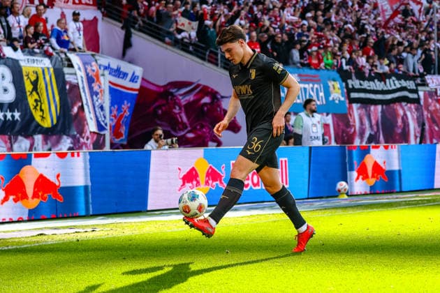 Mert Koemuer FC Augsburg, 36 on the ball, RB Leipzig vs FC Augsburg, Football, 1 Bundesliga, 25 Matchday, Season 2025 2026, 07 03 2026,¨ DFL REGULATIONS PROHIBIT ANY USE OF PHOTOGRAPHS AS IMAGE SEQUENCES AND OR QUASI VIDEO,¨ RB Leipzig vs FC Augsburg, Football, 1 Bundesliga, 25 Matchday, Season 2025 2026, 07 03 2026 Leipzig Copyright: xEibner-Pressefoto LauraxRoemerx EP_LRR