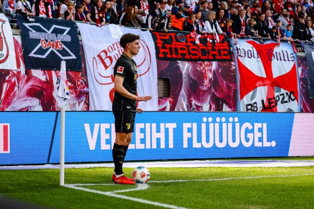 Mert Koemuer FC Augsburg, 36 waits at the corner, gestures, RB Leipzig vs FC Augsburg, Football, 1 Bundesliga, 25 Matchday, Season 2025 2026, 07 03 2026,¨ DFL REGULATIONS PROHIBIT ANY USE OF PHOTOGRAPHS AS IMAGE SEQUENCES AND OR QUASI VIDEO,¨ RB Leipzig vs FC Augsburg, Football, 1 Bundesliga, 25 Matchday, Season 2025 2026, 07 03 2026 Leipzig Copyright: xEibner-Pressefoto LauraxRoemerx EP_LRR