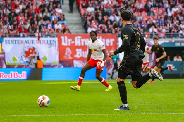 Fabian Rieder FC Augsburg, 32 on the ball, RB Leipzig vs FC Augsburg, Football, 1 Bundesliga, Matchday 25, Season 2025 2026, 07 03 2026,¨ DFL REGULATIONS PROHIBIT ANY USE OF PHOTOGRAPHS AS IMAGE SEQUENCES AND OR QUASI VIDEO,¨ RB Leipzig vs FC Augsburg, Football, 1 Bundesliga, Matchday 25, Season 2025 2026, 07 03 2026 Leipzig Copyright: xEibner-Pressefoto LauraxRoemerx EP_LRR