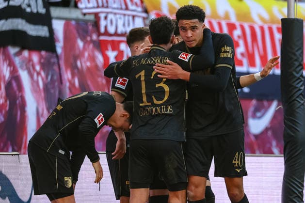 Dimitrios Giannoulis FC Augsburg, 13 , Noahkai Banks FC Augsburg, 40 cheers, goal celebration, cheers over goal to 0 1, RB Leipzig vs FC Augsburg, Football, 1 Bundesliga, 25 Matchday, Season 2025 2026, 07 03 2026,¨ DFL REGULATES PROHIBIT ANY USE OF PHOTOGRAPHS AS IMAGE SEQUENCES AND OR QUASI VIDEO,¨ RB Leipzig vs FC Augsburg, Football, 1 Bundesliga, 25 Matchday, Season 2025 2026, 07 03 2026 Leipzig Copyright: xEibner-Pressefoto LauraxRoemerx EP_LRR