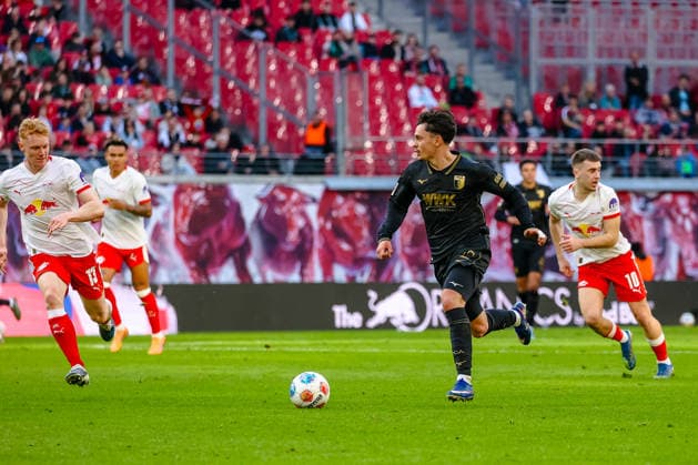 Fabian Rieder FC Augsburg, 32 on the ball, RB Leipzig vs FC Augsburg, Football, 1 Bundesliga, Matchday 25, Season 2025 2026, 07 03 2026,¨ DFL REGULATIONS PROHIBIT ANY USE OF PHOTOGRAPHS AS IMAGE SEQUENCES AND OR QUASI VIDEO,¨ RB Leipzig vs FC Augsburg, Football, 1 Bundesliga, Matchday 25, Season 2025 2026, 07 03 2026 Leipzig Copyright: xEibner-Pressefoto LauraxRoemerx EP_LRR
