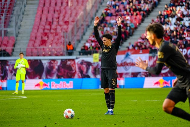 Fabian Rieder FC Augsburg, 32 ready for free kick, gestures, RB Leipzig vs FC Augsburg, Football, 1 Bundesliga, Matchday 25, Season 2025 2026, 07 03 2026,¨ DFL REGULATES PROHIBIT ANY USE OF PHOTOGRAPHS AS IMAGE SEQUENCES AND OR QUASI VIDEO,¨ RB Leipzig vs FC Augsburg, Football, 1 Bundesliga, Matchday 25, Season 2025 2026, 07 03 2026 Leipzig Copyright: xEibner-Pressefoto LauraxRoemerx EP_LRR