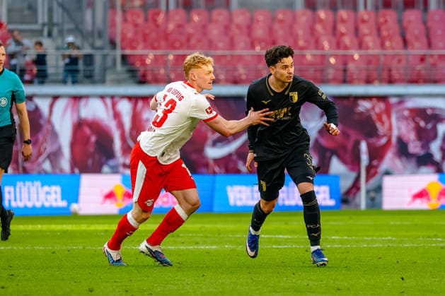 Nicolas Seiwald RB Leipzig, 13 duel, duel, fight Fabian Rieder FC Augsburg, 32 , RB Leipzig vs FC Augsburg, Football, 1 Bundesliga, 25 Matchday, Season 2025 2026, 07 03 2026,¨ DFL REGULATIONS PROHIBIT ANY USE OF PHOTOGRAPHS AS IMAGE SEQUENCES AND OR QUASI VIDEO,¨ R¨B Leipzig vs FC Augsburg, Football, 1 Bundesliga, 25 Matchday, Season 2025 2026, 07 03 2026 Leipzig Copyright: xEibner-Pressefoto LauraxRoemerx EP_LRR