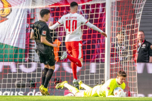 Leipzig, Germany 07 March 2026 1 Bundesliga 2025 2026 RB Leipzig vs FC Augsburg In the picture from left in a duel Keven Schlotterbeck FCA , Romulo RB and goalkeeper Finn Dahmen FCA DFL regulations prohibit any use of photographs as image sequences and or quasi video Copyright: xFotostandx xNachtigallx