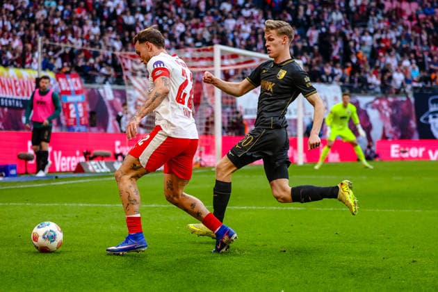 David Raum RB Leipzig, 22 on the ball, duel, duel, fight Anton Kade FC Augsburg, 30 , RB Leipzig vs FC Augsburg, Football, 1 Bundesliga, 25 Matchday, Season 2025 2026, 07 03 2026,¨ DFL REGULATIONS PROHIBIT ANY USE OF PHOTOGRAPHS AS IMAGE SEQUENCES AND OR QUASI VIDEO,¨ R¨B Leipzig vs FC Augsburg, Football, 1 Bundesliga, 25 Matchday, Season 2025 2026, 07 03 2026 Leipzig Copyright: xEibner-Pressefoto LauraxRoemerx EP_LRR