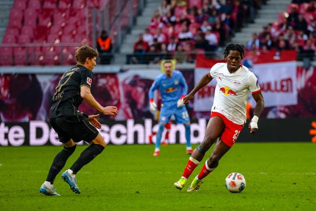 Castello Lukeba RB Leipzig, 23 on the ball, Kristijan Jakic FC Augsburg, 17 , RB Leipzig vs FC Augsburg, Football, 1 Bundesliga, Matchday 25, Season 2025 2026, 07 03 2026,¨ DFL REGULATIONS PROHIBIT ANY USE OF PHOTOGRAPHS AS IMAGE SEQUENCES AND OR QUASI VIDEO,¨ RB Leipzig vs FC Augsburg, Football, 1 Bundesliga, Matchday 25, Season 2025 2026, 07 03 2026 Leipzig Copyright: xEibner-Pressefoto LauraxRoemerx EP_LRR