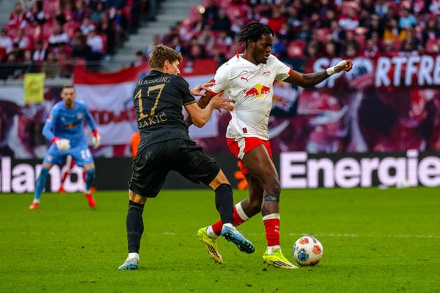 Kristijan Jakic FC Augsburg, 17 duel, duel, fight Castello Lukeba RB Leipzig, 23 , RB Leipzig vs FC Augsburg, Football, 1 Bundesliga, 25 Matchday, Season 2025 2026, 07 03 2026,¨ DFL REGULATIONS PROHIBIT ANY USE OF PHOTOGRAPHS AS IMAGE SEQUENCES AND OR QUASI VIDEO,¨ R¨B Leipzig vs FC Augsburg, Football, 1 Bundesliga, 25 Matchday, Season 2025 2026, 07 03 2026 Leipzig Copyright: xEibner-Pressefoto LauraxRoemerx EP_LRR