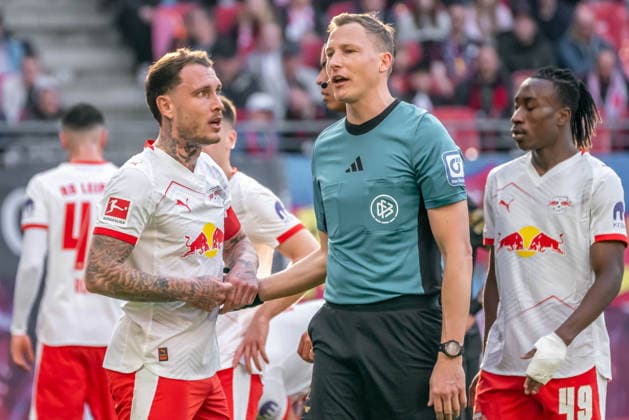 Leipzig, Germany 07 March 2026 1 Bundesliga 2025 2026 RB Leipzig v FC Augsburg Pictured David Raum RB and referee Martin Petersen (left) discussing the penalty decision DFL regulations prohibit any use of photographs as image sequences and or quasi video Copyright: xFotostandx xNachtigallx