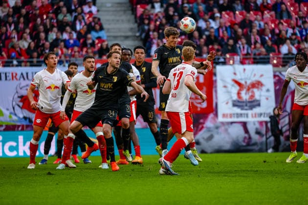 Kristijan Jakic FC Augsburg, 17 header in the penalty area, Arthur Chaves FC Augsburg, 34 , Nicolas Seiwald RB Leipzig, 13 , RB Leipzig vs FC Augsburg, Football, 1 Bundesliga, Matchday 25, Season 2025 2026, 07 03 2026,¨ DFL REGULATES PROHIBIT ANY USE OF PHOTOGRAPHS AS IMAGE SEQUENCES AND OR QUASI VIDEO,¨ RB Leipzig vs FC Augsburg, Football, 1 Bundesliga, Matchday 25, Season 2025 2026, 07 03 2026 Leipzig Copyright: xEibner-Pressefoto LauraxRoemerx EP_LRR