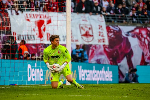 Finn Dahmen FC Augsburg, 01 haelt den Ball, RB Leipzig vs FC Augsburg, Football, 1 Bundesliga, 25 Matchday, Season 2025 2026, 07 03 2026,¨ DFL REGULATIONS PROHIBIT ANY USE OF PHOTOGRAPHS AS IMAGE SEQUENCES AND OR QUASI VIDEO,¨ RB Leipzig vs FC Augsburg, Football, 1 Bundesliga, 25 Matchday, Season 2025 2026, 07 03 2026 Leipzig Copyright: xEibner-Pressefoto LauraxRoemerx EP_LRR