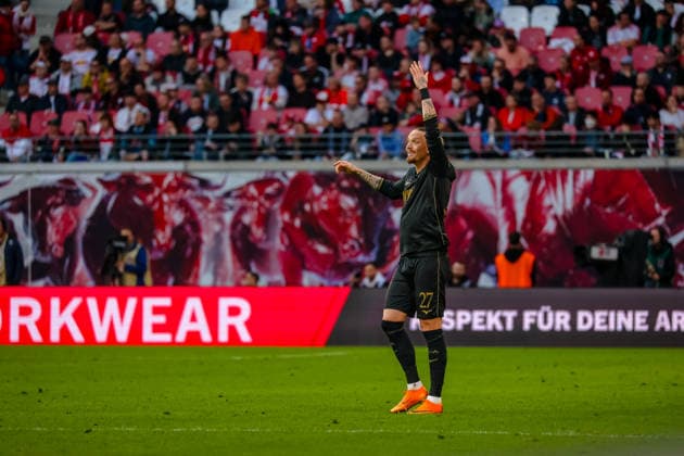 Marius Wolf FC Augsburg, 27 gives instructions, gestures , RB Leipzig vs FC Augsburg, Football, 1 Bundesliga, Matchday 25, Season 2025 2026, 07 03 2026,¨ DFL REGULATIONS PROHIBIT ANY USE OF PHOTOGRAPHS AS IMAGE SEQUENCES AND OR QUASI VIDEO,¨ RB Leipzig vs FC Augsburg, Football, 1 Bundesliga, Matchday 25, Season 2025 2026, 07 03 2026 Leipzig Copyright: xEibner-Pressefoto LauraxRoemerx EP_LRR