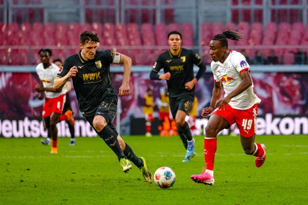 Keven Schlotterbeck FC Augsburg, 31 , Yan Diomande RB Leipzig, 49 on the ball, running duel, RB Leipzig vs FC Augsburg, Football, 1 Bundesliga, Matchday 25, Season 2025 2026, 07 03 2026,¨ DFL REGULATIONS PROHIBIT ANY USE OF PHOTOGRAPHS AS IMAGE SEQUENCES AND OR QUASI VIDEO,¨ R¨B Leipzig vs FC Augsburg, Football, 1 Bundesliga, Matchday 25, Season 2025 2026, 07 03 2026 Leipzig Copyright: xEibner-Pressefoto LauraxRoemerx EP_LRR
