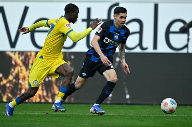 Paderborn, Home Deluxe Arena, 07 03 26, GER, Herren, 2 Bundesliga, Saison 2025 2026, SC Paderborn 07 Eintracht Braunschweig Bild v li im Zweikampf Aaron OPOKU Braunschweig und Raphael OBERMAIR Paderborn DFL regulations prohibit any use of photographs as image sequences and or quasi video NRW Deutschland