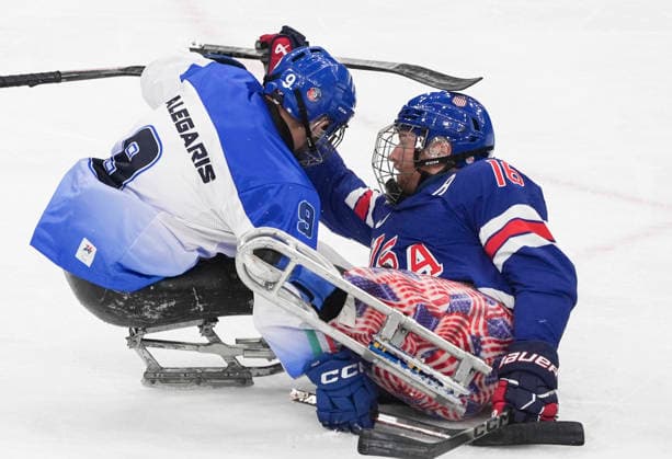 (260308) -- MILAN, March 8, 2026 -- Declan Farmer (R) of the United States fights with Sandro Kalegaris of Italy during the Para Ice hockey, Eishockey Preliminary Round Group A match between the United States and Italy at the Milan-Cortina 2026 Paralympic Winter games, Winterspiele,Spiele, Summer games in Milan, Italy, March 7, 2026. ) (SP)ITALY-MILAN-PARALYMPIC WINTER GAMES-PARA ICE HOCKEY-USA VS ITA HouxJun 