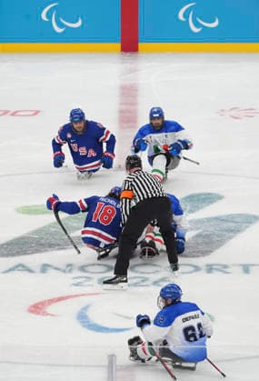 (260308) -- MILAN, March 8, 2026 -- Players of both teams compete during the Para Ice hockey, Eishockey Preliminary Round Group A match between the United States and Italy at the Milan-Cortina 2026 Paralympic Winter games, Winterspiele,Spiele, Summer games in Milan, Italy, March 7, 2026. ) (SP)ITALY-MILAN-PARALYMPIC WINTER GAMES-PARA ICE HOCKEY-USA VS ITA HouxJun 