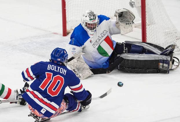 (260308) -- MILAN, March 8, 2026 -- Santino Stillitano (R), goalkeeper of Italy, defends Brett Bolton of the United States during the Para Ice hockey, Eishockey Preliminary Round Group A match between the United States and Italy at the Milan-Cortina 2026 Paralympic Winter games, Winterspiele,Spiele, Summer games in Milan, Italy, March 7, 2026. ) (SP)ITALY-MILAN-PARALYMPIC WINTER GAMES-PARA ICE HOCKEY-USA VS ITA HouxJun 