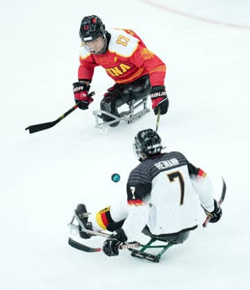 (260308) -- MILAN, March 8, 2026 -- China s Shen Yifeng (Top) vies with Germany s Leopold Reimann during the Para Ice hockey, Eishockey preliminary round Group A match between China and Germany at the Milan-Cortina 2026 Paralympic Winter games, Winterspiele,Spiele, Summer games in Milan, Italy, March 7, 2026. ) (SP)ITALY-MILAN-PARALYMPIC WINTER GAMES-PARA ICE HOCKEY-CHINA VS GERMANY LixJing 