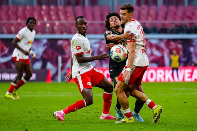 Yan Diomande RB Leipzig, 49 , Han Noah Massengo FC Augsburg, 04 , Christoph Baumgartner RB Leipzig, 14 duel, duel, fight , RB Leipzig vs FC Augsburg, Football, 1 Bundesliga, 25 Matchday, Season 2025 2026, 07 03 2026,¨ DFL REGULATIONS PROHIBIT ANY USE OF PHOTOGRAPHS AS IMAGE SEQUENCES AND OR QUASI VIDEO,¨ RB Leipzig vs FC Augsburg, Football, 1 Bundesliga, 25 Matchday, Season 2025 2026, 07 03 2026 Leipzig Copyright: xEibner-Pressefoto LauraxRoemerx EP_LRR