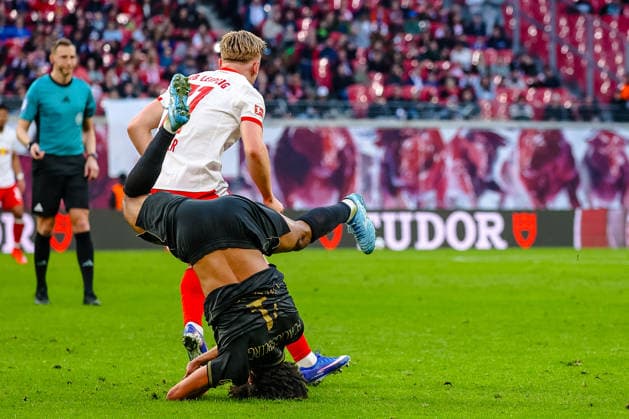 Han Noah Massengo FC Augsburg, 04 goes down head over heels after duel, duel, fight with Conrad Harder RB Leipzig, 11 , RB Leipzig vs FC Augsburg, Football, 1 Bundesliga, 25 Matchday, Season 2025 2026, 07 03 2026,¨ DFL REGULATES PROHIBIT ANY USE OF PHOTOGRAPHS AS IMAGE SEQUENCES AND OR QUASI VIDEO,¨ RB Leipzig vs FC Augsburg, Football, 1 Bundesliga, 25 Matchday, Season 2025 2026, 07 03 2026 Leipzig Copyright: xEibner-Pressefoto LauraxRoemerx EP_LRR