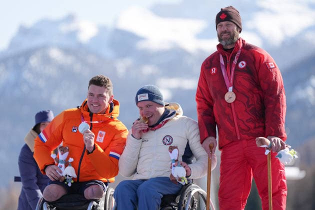 (260308) -- CORTINA D AMPEZZO, March 8, 2026 -- Gold medalist Jesper Pedersen (C) of Norway, silver medalist Niels de Langen (L) of the Netherlands, bronze medalist Kurt Oatway of Canada pose during the awarding ceremony for the para alpine skiing men s downhill sitting match at the Milan-Cortina 2026 Paralympic Winter games, Winterspiele,Spiele, Summer games in Cortina D ampezzo, Italy, March 7, 2026. ) (SP)ITALY-CORTINA D AMPEZZO-PARALYMPIC WINTER GAMES-PARA ALPINE SKIING-MEN S DOWNHILL-SITTING WangxKaiyan 