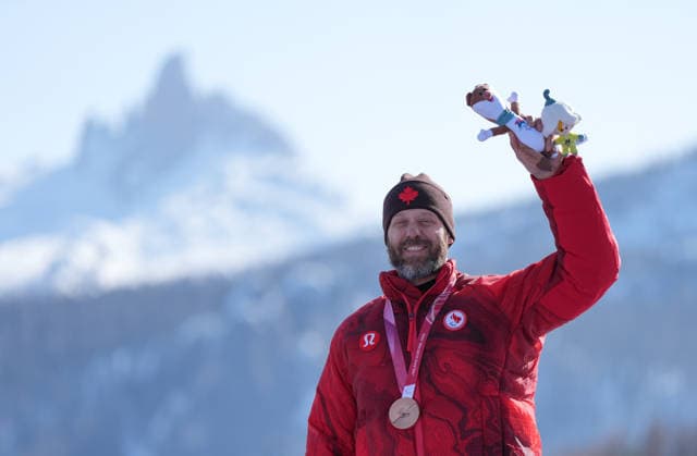 (260308) -- CORTINA D AMPEZZO, March 8, 2026 -- Bronze medalist Kurt Oatway of Canada reacts during the awarding ceremony for the para alpine skiing men s downhill sitting match at the Milan-Cortina 2026 Paralympic Winter games, Winterspiele,Spiele, Summer games in Cortina D ampezzo, Italy, March 7, 2026. ) (SP)ITALY-CORTINA D AMPEZZO-PARALYMPIC WINTER GAMES-PARA ALPINE SKIING-MEN S DOWNHILL-SITTING WangxKaiyan 