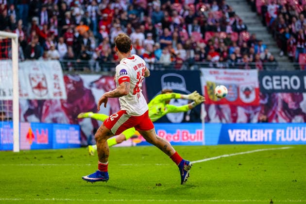 David Raum RB Leipzig, 22 cross to 2 1, RB Leipzig vs FC Augsburg, Football, 1 Bundesliga, 25 Matchday, Season 2025 2026, 07 03 2026,¨ DFL REGULATIONS PROHIBIT ANY USE OF PHOTOGRAPHS AS IMAGE SEQUENCES AND OR QUASI VIDEO,¨ RB Leipzig vs FC Augsburg, Football, 1 Bundesliga, 25 Matchday, Season 2025 2026, 07 03 2026 Leipzig Copyright: xEibner-Pressefoto LauraxRoemerx EP_LRR