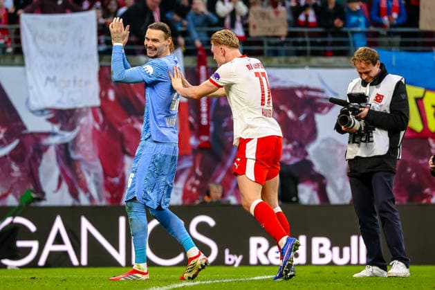 Maarten Vandevoordt RB Leipzig, 26 and Conrad Harder RB Leipzig, 11 Cheering after the win, final score 2 1, RB Leipzig vs FC Augsburg, Football, 1 Bundesliga, Matchday 25, Season 2025 2026, 07 03 2026,¨ DFL REGULATES PROHIBIT ANY USE OF PHOTOGRAPHS AS IMAGE SEQUENCES AND OR QUASI VIDEO,¨ RB Leipzig vs FC Augsburg, Football, 1 Bundesliga, Matchday 25, Season 2025 2026, 07 03 2026 Leipzig Copyright: xEibner-Pressefoto LauraxRoemerx EP_LRR