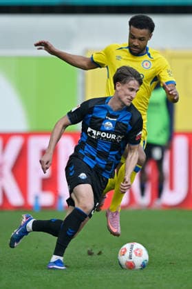 Paderborn, Home Deluxe Arena, 07 03 26, GER, Herren, 2 Bundesliga, Saison 2025 2026, SC Paderborn 07 Eintracht Braunschweig Bild v li im Zweikampf Leon BELL BELL Braunschweig und Jonah STICKER Paderborn DFL regulations prohibit any use of photographs as image sequences and or quasi video NRW Deutschland