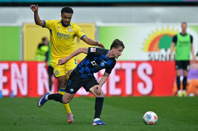 Paderborn, Home Deluxe Arena, 07 03 26, GER, Herren, 2 Bundesliga, Saison 2025 2026, SC Paderborn 07 Eintracht Braunschweig Bild v li im Zweikampf Leon BELL BELL Braunschweig und Jonah STICKER Paderborn DFL regulations prohibit any use of photographs as image sequences and or quasi video NRW Deutschland