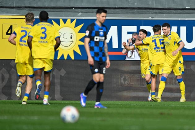 Paderborn, Home Deluxe Arena, 07 03 26, GER, Herren, 2 Bundesliga, Saison 2025 2026, SC Paderborn 07 Eintracht Braunschweig Bild Robin Heußer Braunschweig jubilates after his goal to 0 1 Raphael OBERMAIR Paderborn unzufrieden, enttaeuscht, niedergeschlagen, frustriert, traurig DFL regulations prohibit any use of photographs as image sequences and or quasi video NRW Deutschland