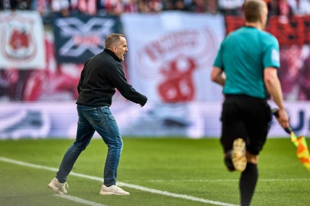 07 03 2026, Football, Men, Bundesliga, 2025 2026, RB Leipzig FC Augsburg Manuel Baum Head Coach, FC Augsburg , Freisteller, on the sidelines, actively coaches Leipzig Red Bull Arena Saxony Germany