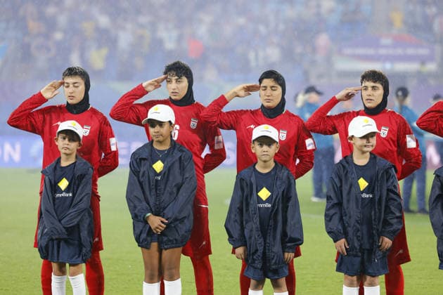 GOLD COAST, AUSTRALIA - MARCH 08 Players of IR Iran salute the national anthem before the Womens Asian Cup match between Islamic Republic of Iran and Philippines at the Gold Coast Stadium on March 08 2026 in Gold Coast, Australia Copyright: xMatthewxStarlingx xSPPx Sportspressphoto_SPR104771