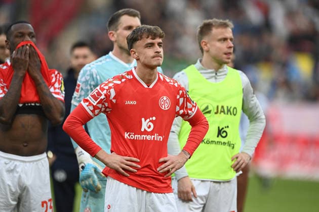 Torwart Daniel BATZ (MZ), Nikolas VERATSCHNIG (MZ) und Lennard MALONEY (MZ) Enttaeuschung, entaeuscht, Frust, niedergeschlagen, 1.FSV Mainz 05 (MZ) - VfB Stuttgart (S) 2-2 Fussball 1. Bundesliga Saison 2025 2026, 25.Spieltag, Spieltag25, matchday25, am 07.03.2026, MEWA Arena Mainz. DFL regulations prohibit any use of photographs as image sequences and or quasi-video Â *** Goalkeeper Daniel BATZ MZ , Nikolas VERATSCHNIG MZ and Lennard MALONEY MZ Disappointment, disappointed, frustration, dejected, 1 FSV Mainz 05 MZ VfB Stuttgart S 2 2 Football 1 Bundesliga Season 2025 2026, 25 Spieltag, Spieltag25, matchday25, am 07 03 2026, MEWA Arena Mainz DFL regulations prohibit any use of photographs as image sequences and or quasi video Â