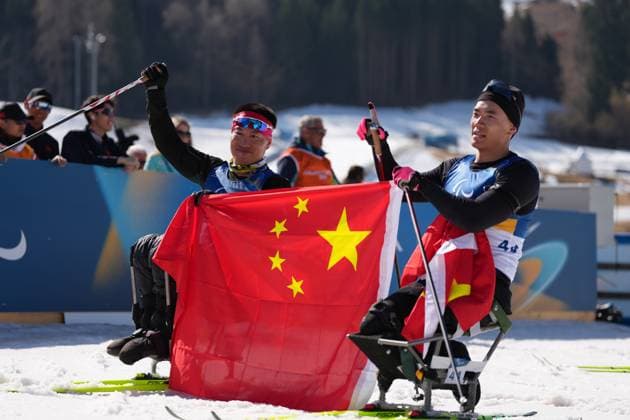 (260308) -- TESERO, March 8, 2026 -- Liu Zixu (R) and Mao Zhongwu of China celebrate after the men s individual sitting final of para biathon at the Milan-Cortina 2026 Paralympic Winter games, Winterspiele,Spiele, Summer games in Tesero, Italy, March 8, 2026. ) (SP)ITALY-TESERO-PARALYMPIC WINTER GAMES-PARA BIATHLON-MEN S INDIVIDUAL SITTING LianxZhen 