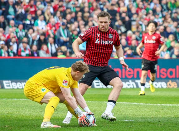 Germany Soccer 2 Bundesliga 2025 2026, 25 Matchday Hannover 96 vs SpVgg Greuther Fürth Heinz von Heiden Arena Stadion Hannover Silas Prüfrock Silas Prufrock SpVgg Greuther Fürth, 43 Benjamin Källman Benjamin Kallman Hannover 96, 9 Hannover Copyright: xAymanxAlahmedx