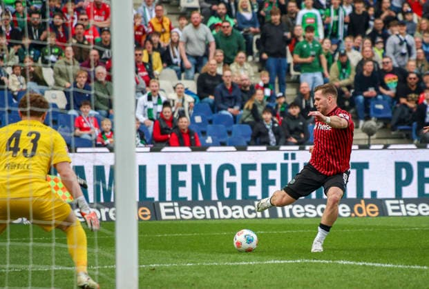 Germany Soccer 2 Bundesliga 2025 2026, 25 Matchday Hannover 96 vs SpVgg Greuther Fürth Heinz von Heiden Arena Stadion Hannover Goal chance Benjamin Källman Benjamin Kallman Hannover 96, 9 Silas Prüfrock Silas Prufrock SpVgg Greuther Fürth, 43 Hannover Copyright: xAymanxAlahmedx