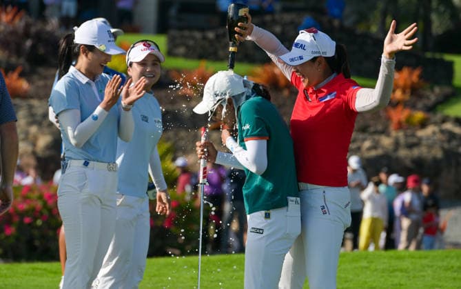 (260308) -- LINGSHUI, March 8, 2026 -- Kim A Lim (R) celebrates for Lee Mi Hyang of South Korea after the fourth round of the Blue Bay LPGA, Golf Damen golf tournament in Lingshui, south China s Hainan Province, March 8, 2026. ) (SP)CHINA-HAINAN-LINGSHUI-GOLF-BLUE BAY LPGA (CN) YangxGuanyu 