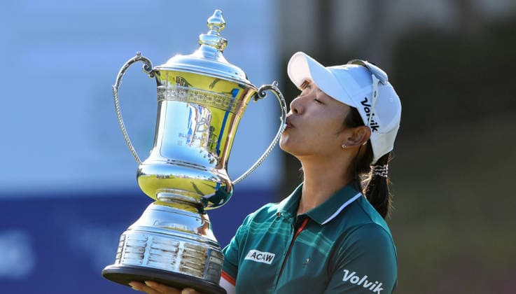 (260308) -- LINGSHUI, March 8, 2026 -- Lee Mi Hyang of South Korea kisses the trophy after the fourth round of the Blue Bay LPGA, Golf Damen golf tournament in Lingshui, south China s Hainan Province, March 8, 2026. ) (SP)CHINA-HAINAN-LINGSHUI-GOLF-BLUE BAY LPGA (CN) YangxGuanyu 